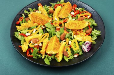 Sağlıklı armut kaktüsü salatası veya kaktüs salatası..