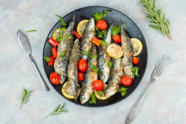 Biberiye ve limonla pişirilmiş lezzetli sardalya balığı. Yunanistan mutfağı.