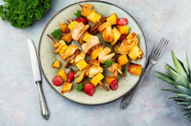 Lezzetli tavuk kebabı, ananas soslu kızarmış tavuk eti. Üst görünüm.