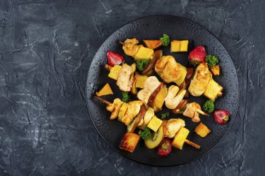 Ananas parçalı kızarmış et parçaları. Taze ananas ve şiş üstünde et. Uzayı kopyala Metin için boşluk.