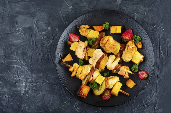 Ananas parçalı kızarmış et parçaları. Taze ananas ve şiş üstünde et. Uzayı kopyala Metin için boşluk.