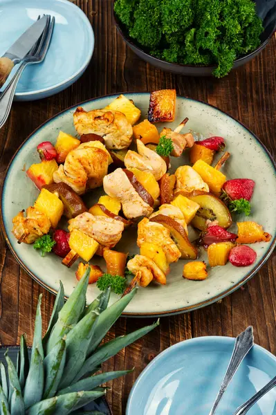 Ananaslı kızarmış tavuk göğsü. Izgarasında ananas olan tavuk şişleri..