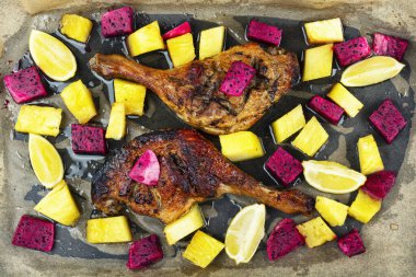 Aromatik ördek eti ananas, limon ve ejderha meyvesiyle pişirilir, fırında ördek bacağı pişirilir..