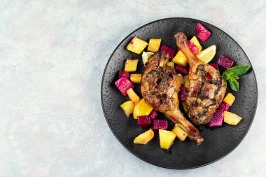 Ekzotik tropikal meyveli fırında ördek bacağı ve kümes hayvanı eti. Ördek etiyle nefis bir öğle yemeği. Metin için boşluk.