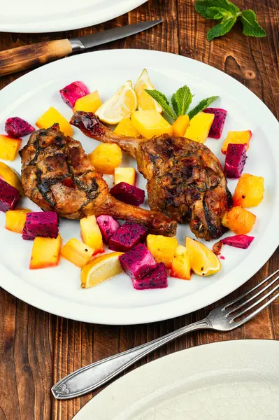 Ördek tarifleri, kızarmış ördek bacağı, pitaya veya ejderha meyvesi ve ananas..