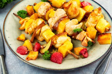 Et tavuğu, tavuk ya da hindi şiş kebap, ananaslı soul vaki. Organik keto yemeği.