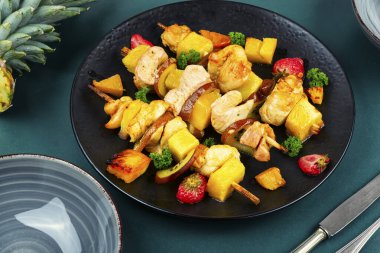 Izgara tavuk fileto, ananasla şişte kızartılmış. Kebablı barbekü..