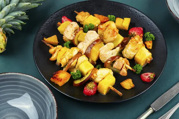 Izgara tavuk fileto, ananasla şişte kızartılmış. Kebablı barbekü..