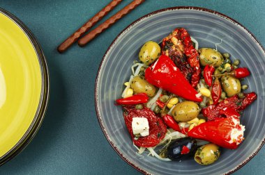 Salamura soya fasulyesi salatası, salamura soya filizi, kurutulmuş domates, zeytin ve biber. Kore Yemeği.