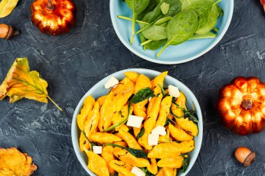 Taze mevsimlik, ev yapımı balkabaklı gnocchi. Düz yatıyordu