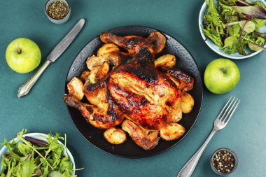 Akşam yemeği için elmalarla süslenmiş tavuk..