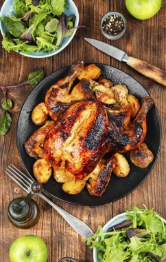 Sebzeli fırında tavuk ve kırsal masada elma..