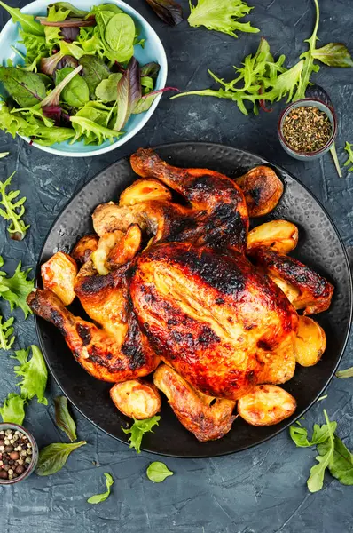 Taze pişmiş, çıtır çıtır, elmalı kızarmış tavuk.