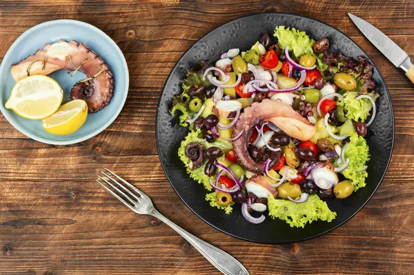 Ahtapot dokunaçları, zeytin ve patates tabağı..