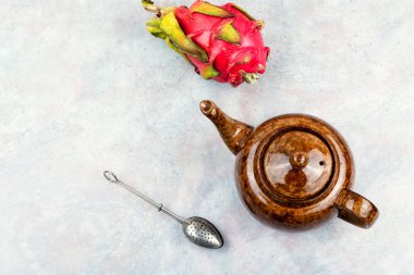 Ejderha meyveli lezzetli çay ve nefis bir porselen çaydanlıkta taze nane. Metin için boşluk.