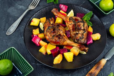 Meyve salamurasında pişirilmiş iki ördek bacağı. Yemek fotoğrafçılığı.