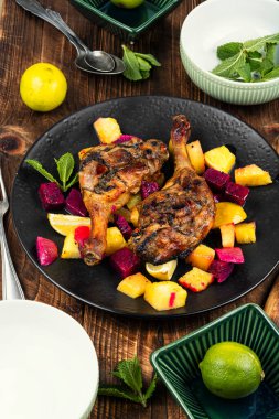 Aromatik ördek eti ananas, limon ve ejderha meyvesiyle pişirilir, ahşap yüzeyde pişmiş ördek bacağı yapılır..