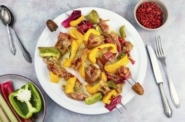 Vejetaryen şiş kebap, fırında ravent ve biber. Sağlıklı beslenme konsepti. Üst Manzara. Genel Görünüm.