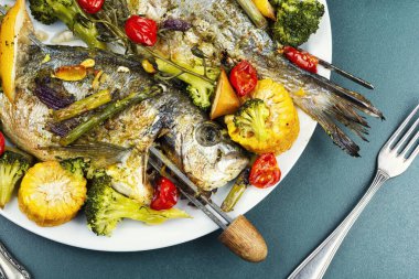 Kızarmış dorado balığı, şişte kızartılmış. Sebzeli fırında balık, ızgara balık şişi..