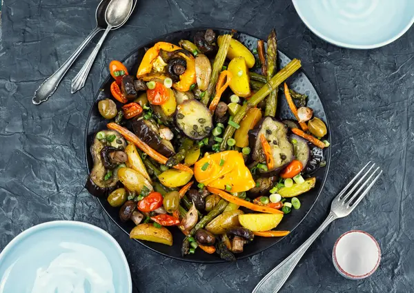 Kızarmış vejetaryen yemeği, karışık sebzeler. Vejetaryen yemeği. Düz yatıyordu. Yemek fotoğrafçılığı.