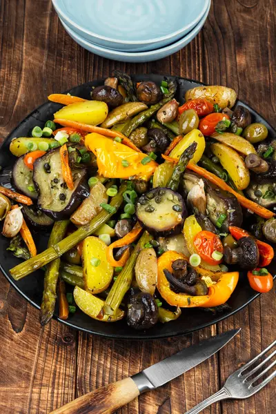 Kızarmış vejetaryen yemeği, ahşap masada karışık sebzeler. Vejetaryen yemeği..