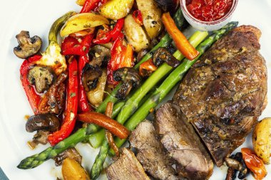 Baharatlı ve sebzeli ızgara ördek göğsü, sağlıklı yemek ve barbekü..