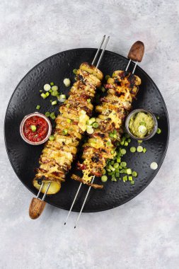 Pastırma ve kızarmış patates, barbekü. Izgara sebze pastırmalı kebap.