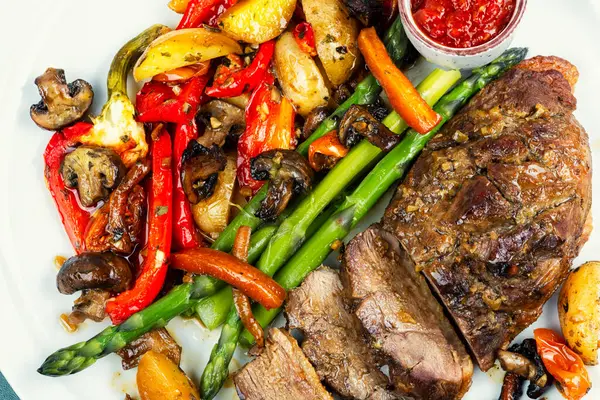 Baharatlı ve sebzeli ızgara ördek göğsü, sağlıklı yemek ve barbekü..