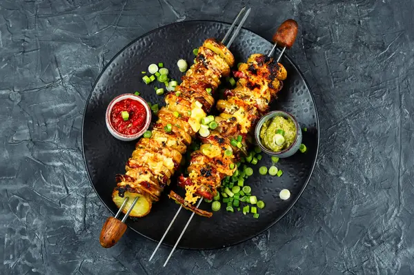 Pastırma ve peynirli fırında patates şişleri. Lezzetli soslu kızarmış patates..