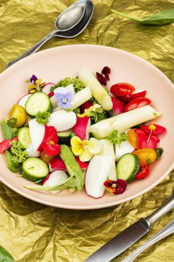 Beyaz kuşkonmaz salatası, salatalık, domates ve yenilebilir çiçekler. Yemek fotoğrafçılığı.