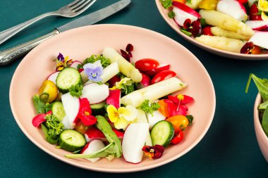 Lezzetli ve sağlıklı vejetaryen salatası beyaz kuşkonmaz, domates ve yenilebilir çiçekler taze bahar sebzeleri, tarif, diyet yemeği vegan.