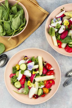 Sağlıklı vejetaryen yemeği, diyet konseptleri, kuşkonmaz salatası.