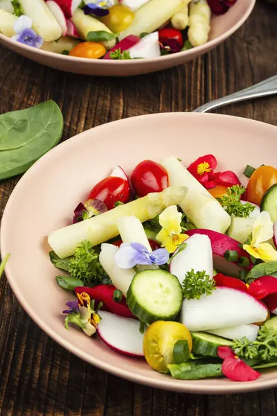 Bahar salatası, yeşil salata, beyaz kuşkonmaz ve yenilebilir çiçekler..