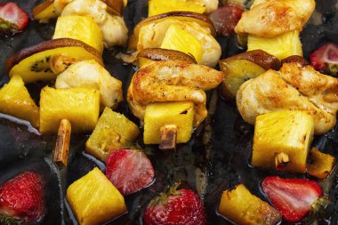 Izgara tavuk fileto, ananasla şişte kızartılmış. Kebablı barbekü..