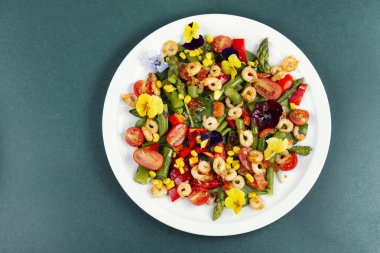 Karides, kırmızı havyar, sebze ve sebzeli yenilebilir çiçekli taze deniz ürünleri salatası..