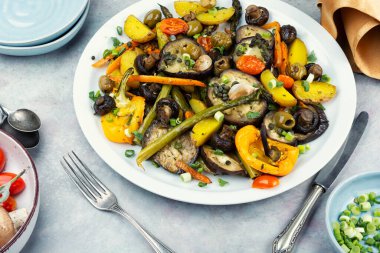 Fırında kızartılmış sebzeler, fırında veya ızgara sebzeler. Fırında sebze..