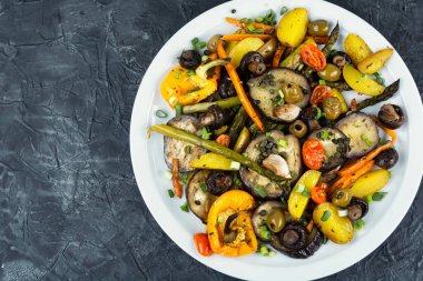 Fırında kızartılmış sebzeler, fırında veya ızgara sebzeler. Fırında pişmiş sebze. Metin için boşluk.