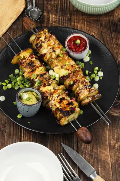 Pastırma ve kızarmış patates, barbekü. Izgara sebzeli pastırmalı kebap. Kırsal biçim.