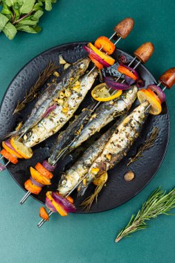 Şişler, açık ateşte kızaran sardalyalar. İspanyol Akdeniz 'inde tipik bir yemek. Balık kebabı.