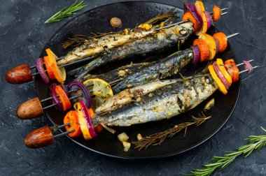 Lezzetli ızgara sardalyalar balık şişleri. Barbekü, fırında sardalya şişleri..