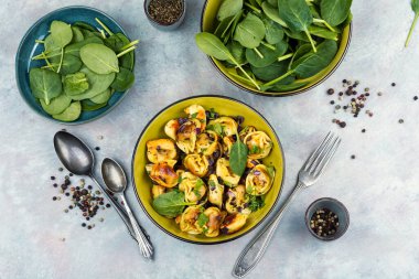 Ispanak yapraklarıyla doldurulmuş ev yapımı ravioli. Düz yatıyordu