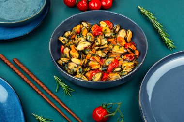 Buharda pişmiş ya da kızarmış midye ya da kasede sebzelerle kızartılmış. İtalyan ya da Fransız geleneksel yemekleri.