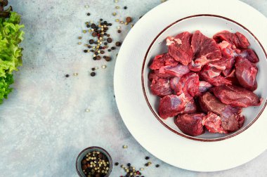 Dilimlenmiş taze geyik eti ızgara için hazır. Boşluğu kopyala.