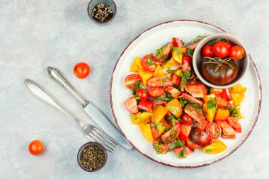 Karışık sebzeli taze bir salata, tabakta domates..