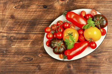 Olgun kırmızı kiraz domatesleri. Vejetaryen, vejetaryen ve çiğ yemek ve diyet.