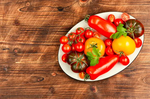 Olgun kırmızı kiraz domatesleri. Vejetaryen, vejetaryen ve çiğ yemek ve diyet.