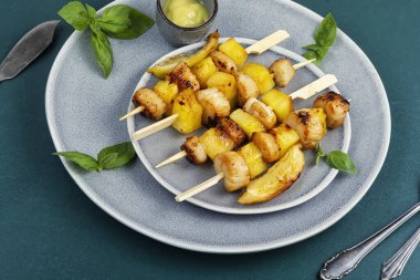 Şiş üstünde deniz tarağı, lezzetli barbekü..