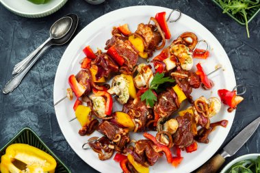 Çiğ et şişleri sebzelerle süslenmiş. Lezzetli çiğ et şişleri, barbekü. Et ızgara için hazırlanıyor..