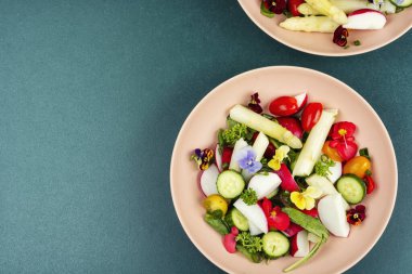 Vejetaryen salata kasesinde rengarenk sebze ve yenilebilir çiçek karışımı. Uzayı kopyala Metin için boşluk.