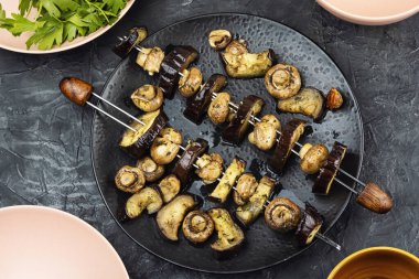 Mantarlı, patlıcanlı vejetaryen şişler, kızarmış sebzeler. Düz yatıyordu